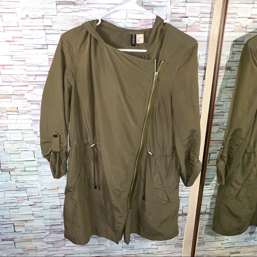 H&M Divided Lightweight Jacket - Picture 2 of 3